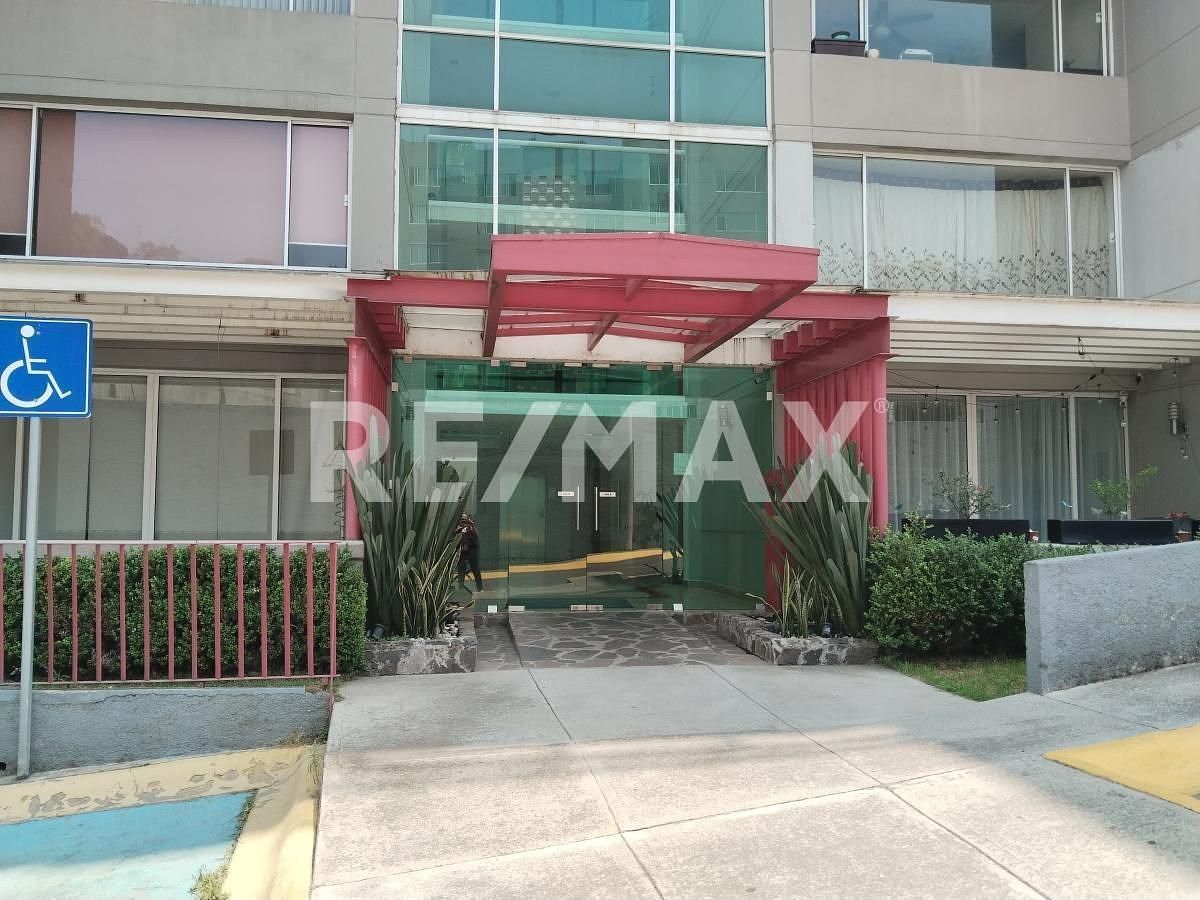 19 de 22: Entrada edificio y portero