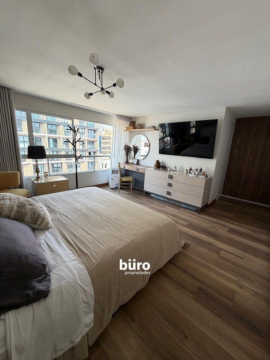 6 de 16: Espacioso Dormitorio Principal
