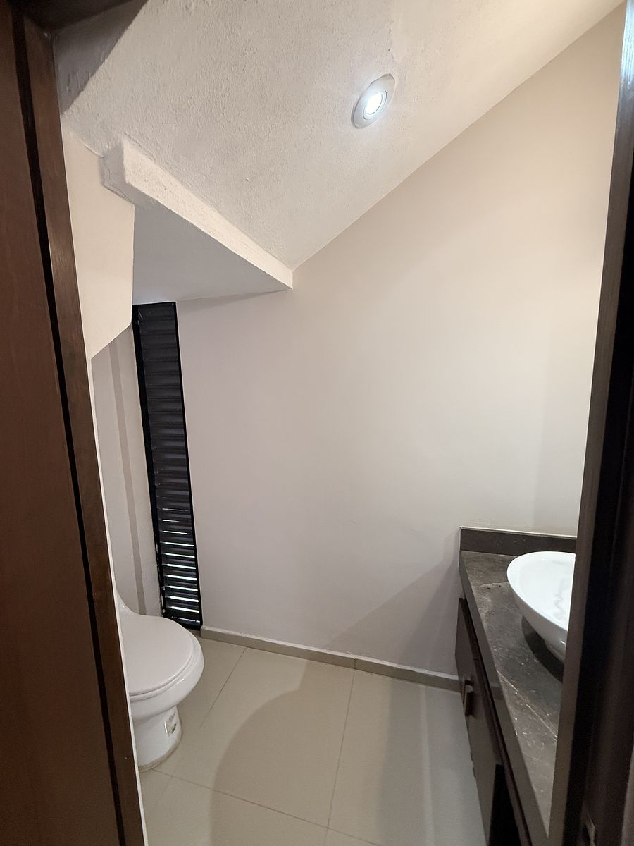 4 of 11: medio baño en planta baja