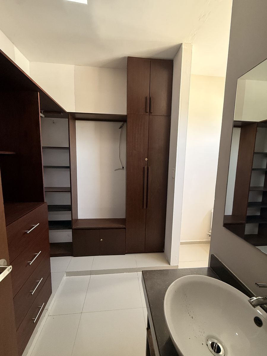 6 of 11: closet vestidor con baño