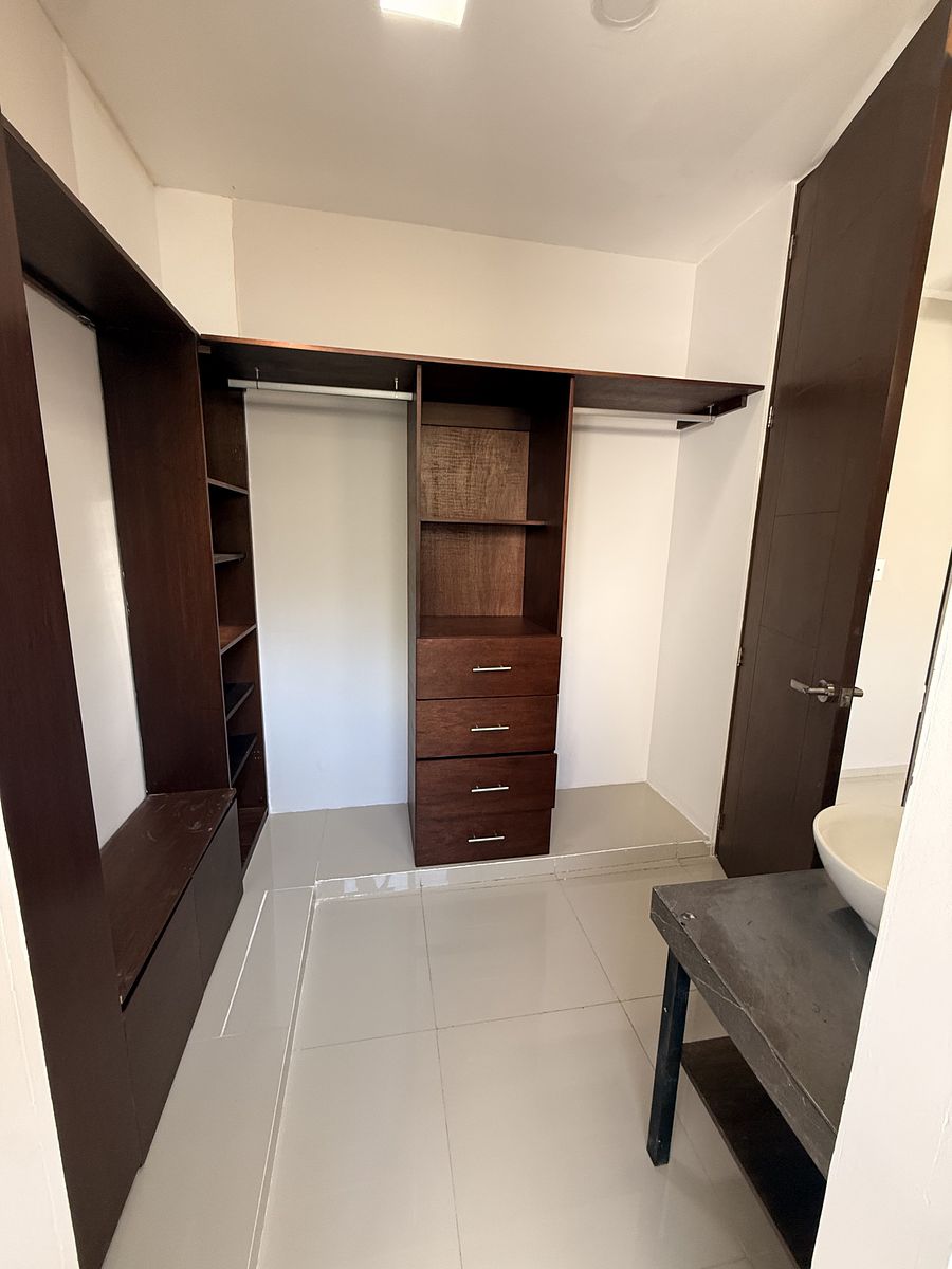 9 of 11: closet vestidor con baño completo