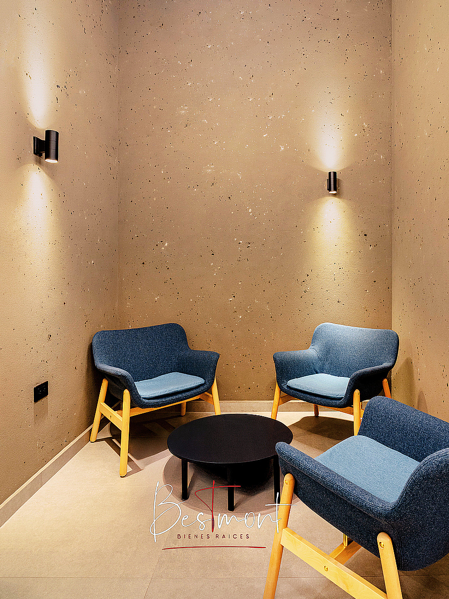 18 de 23: Recibidor, área lectura etc