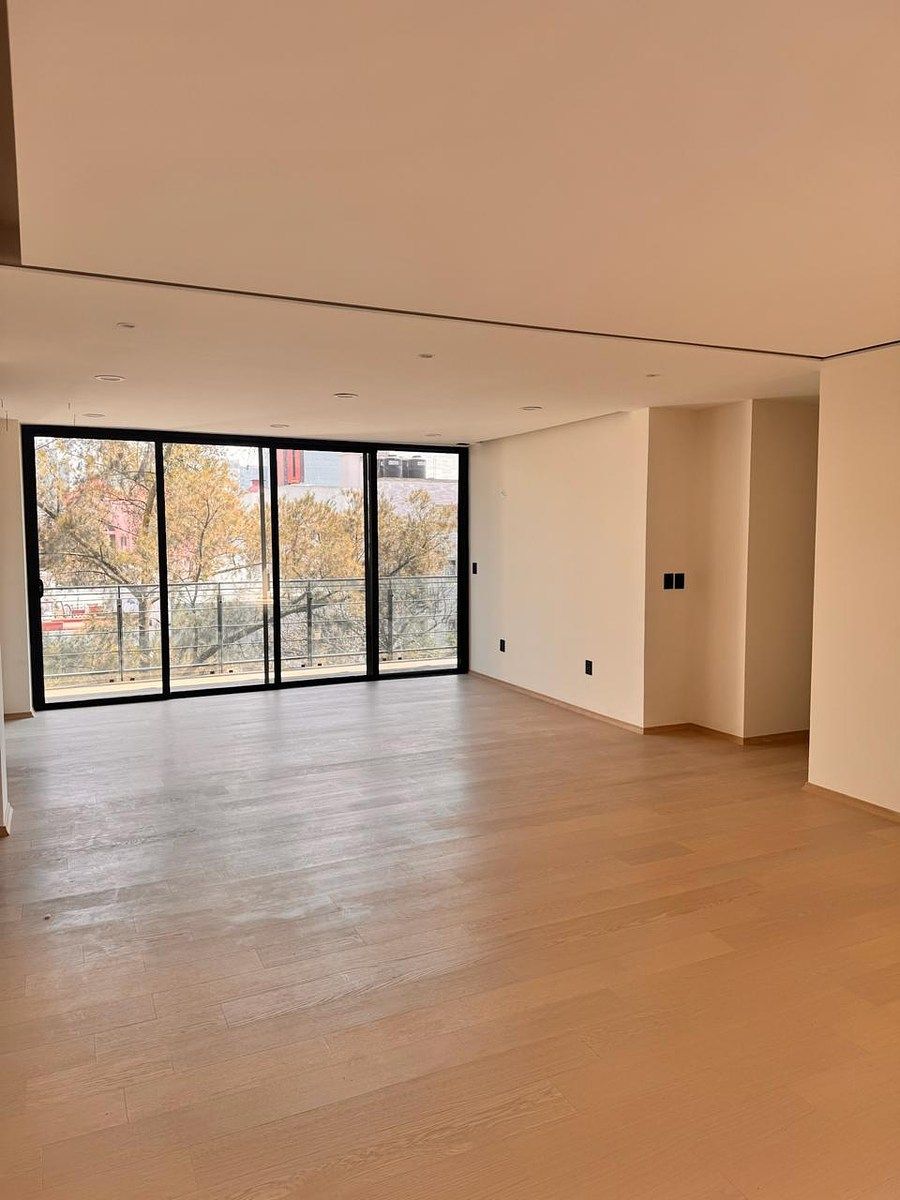 5 de 7: AMPLIA ESTANCIA CON BALCON