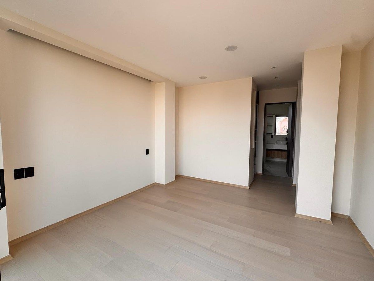 6 de 7: RECAMARA CON BALCON , BAÑO Y VESTIDOR