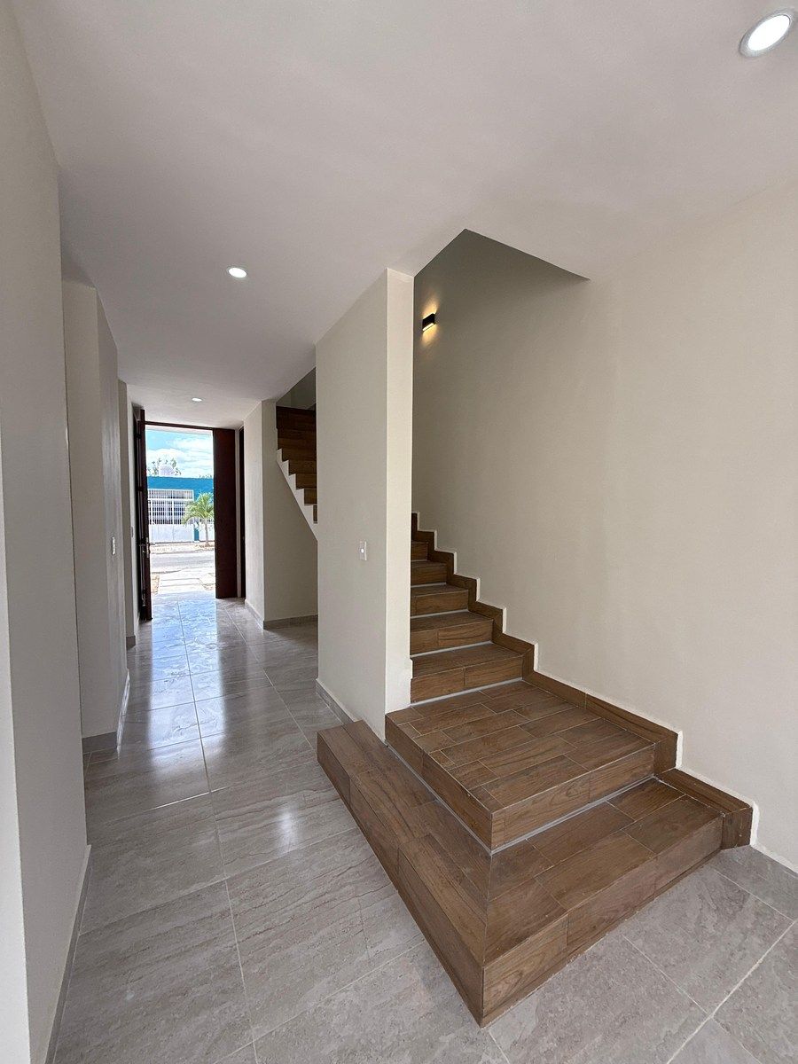 7 de 17: Pasillo de entrada y escalera