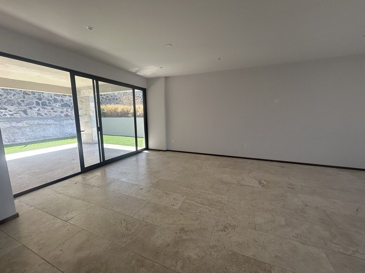 11 de 27: Comedor con puertas corredizas a terraza