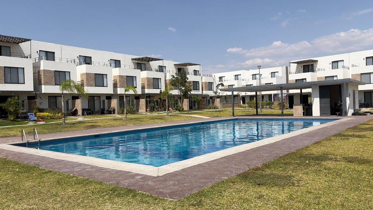 1 de 34: alberca con palapa y asador