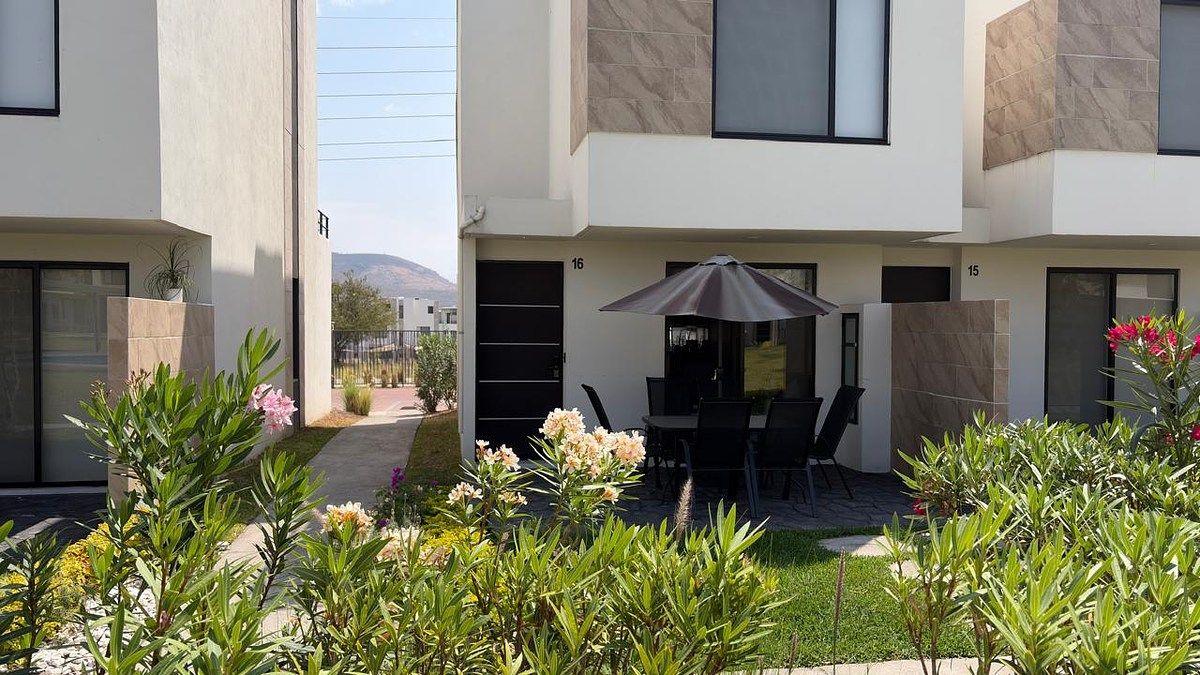 2 de 34: terraza techada con comedor al exterior