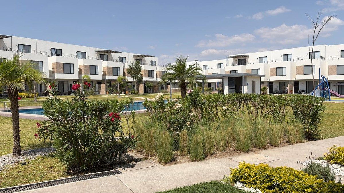 1 de 33: área verde, alberca con palapa y asador