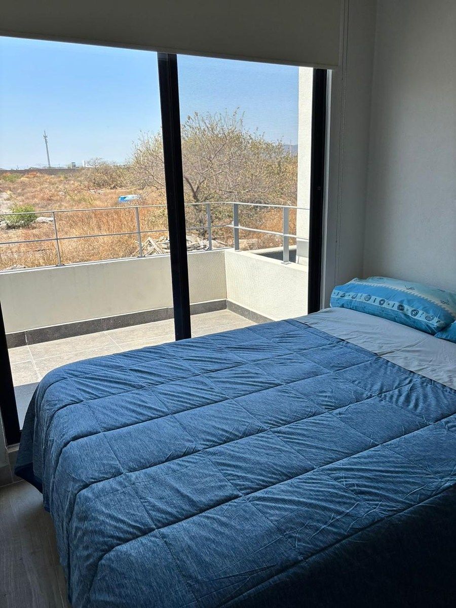 15 de 33: recámara secundaria con balcón