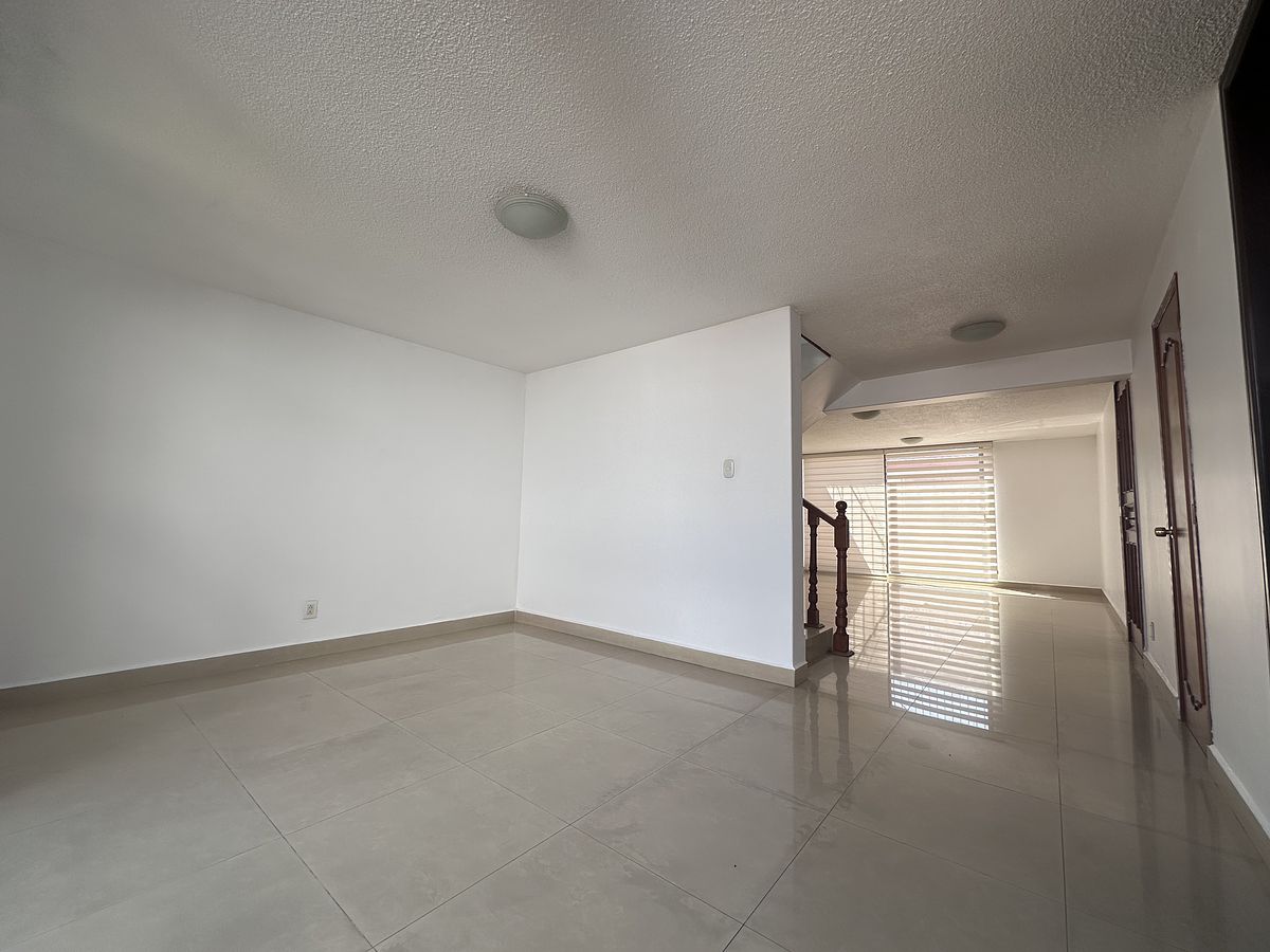 7 de 25: Comedor independiente con acceso a jardín