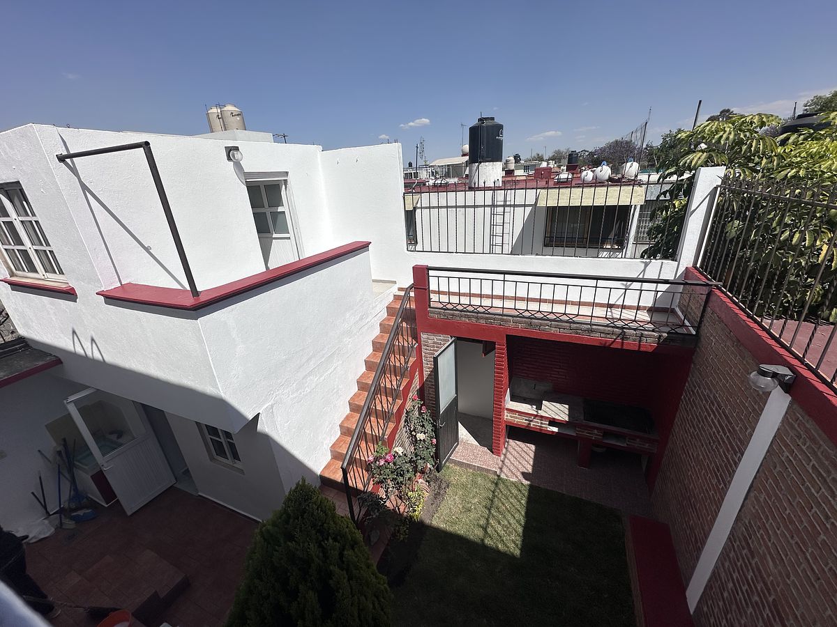 6 de 25: Vista general del jardín y área de servicio