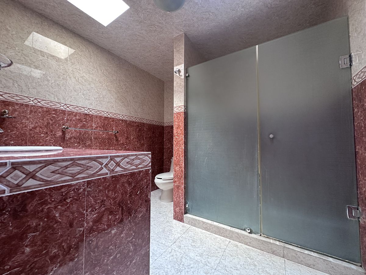 18 de 25: Baño Completo 2do piso