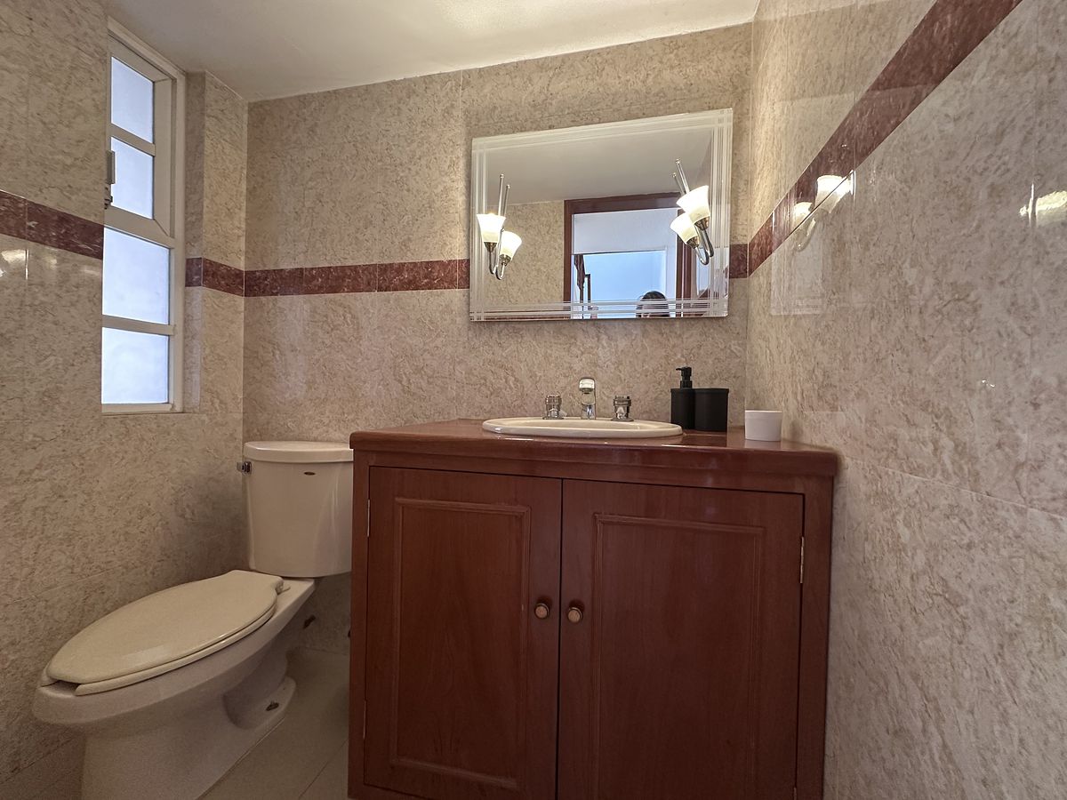 11 de 25: Medio Baño, 1er. piso