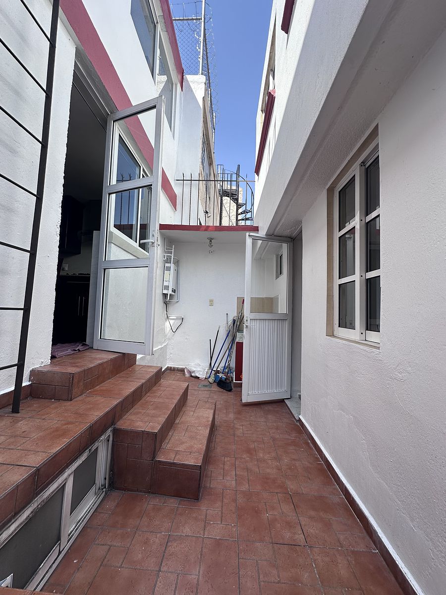 19 de 25: Area de servicio con acceso a la cocina