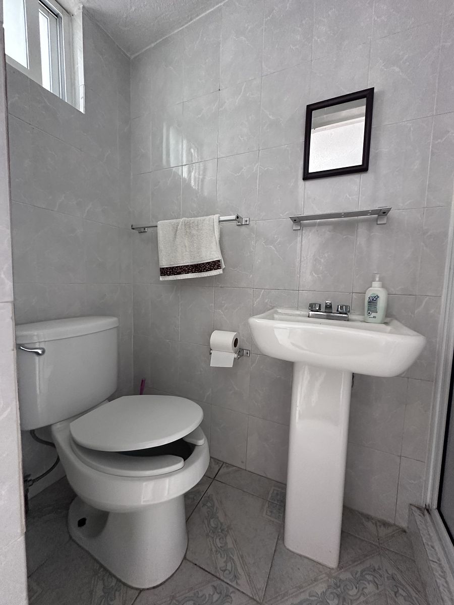 22 de 25: Baño cuarto de servicio