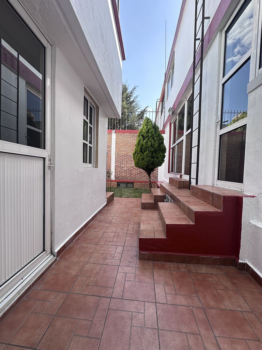 20 de 25: Acceso al jardín y área de servicio