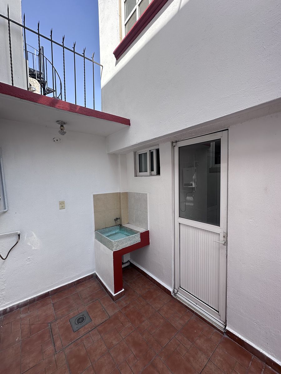 21 de 25: Área y cuarto de servicio