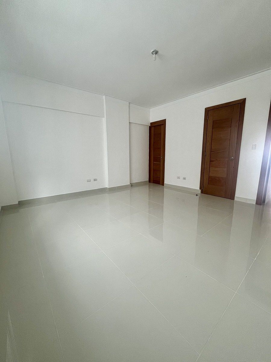 5 de 13: Habitación principal con baño y walk-in closet