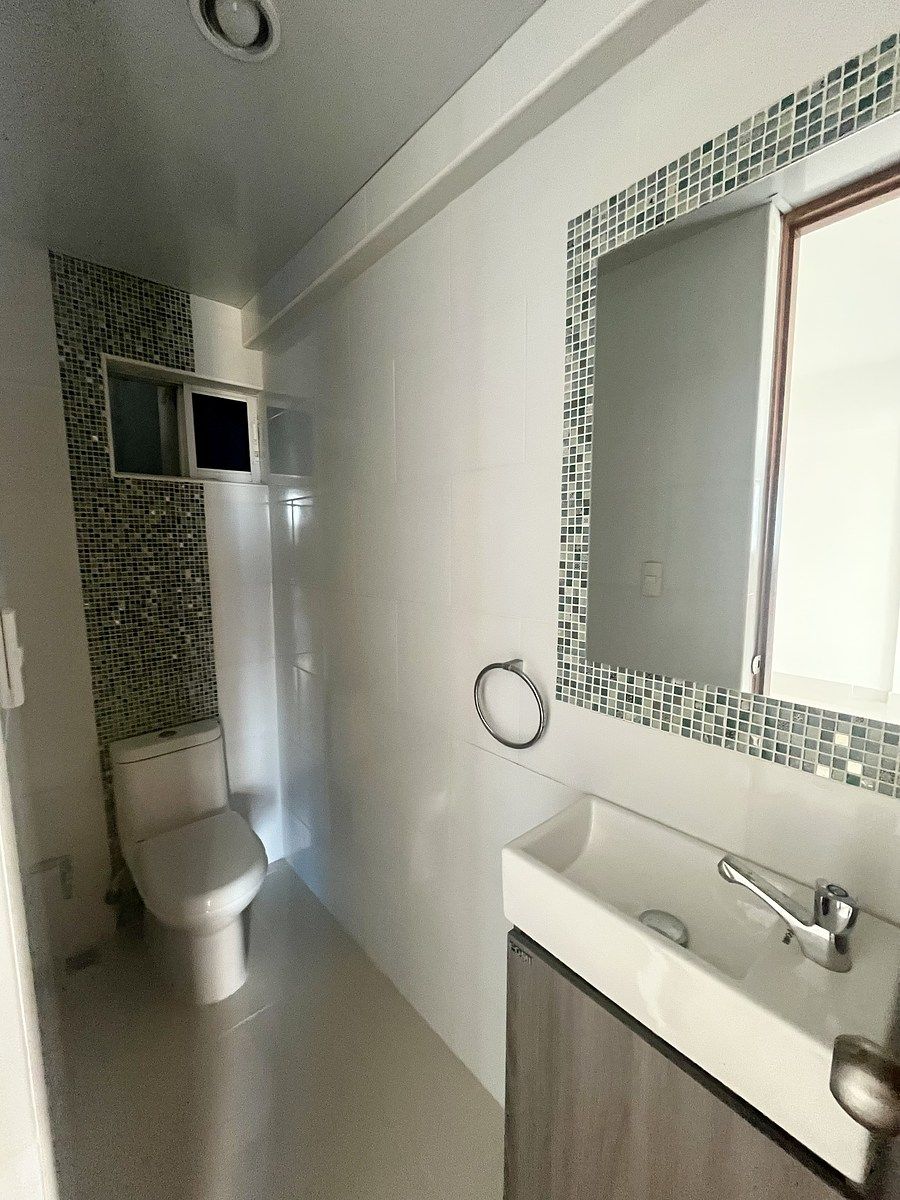 3 de 13: Medio baño de visitas