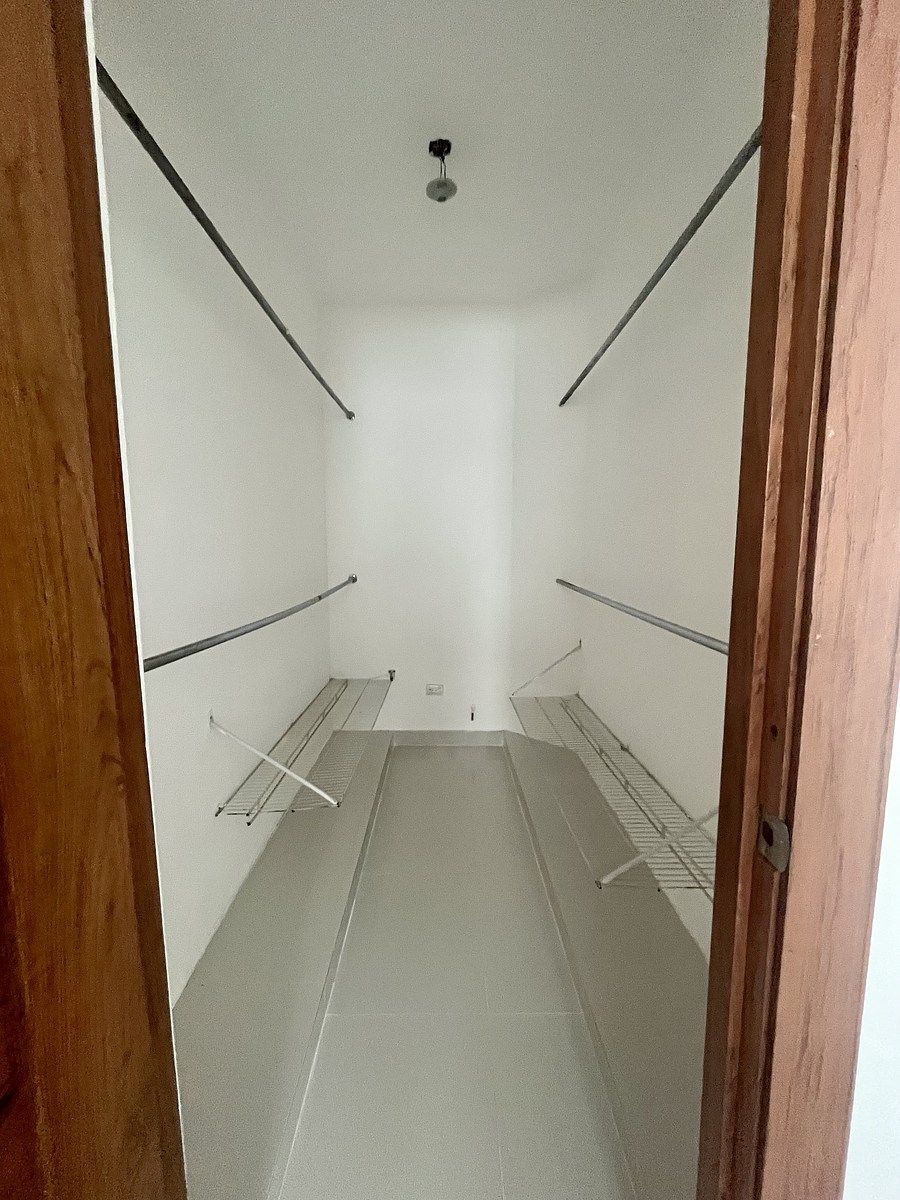 6 de 13: Walk-in closet habitación principal