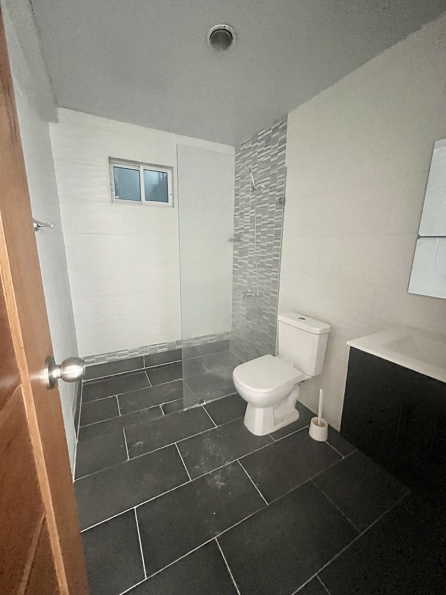 7 de 13: Baño habitación principal