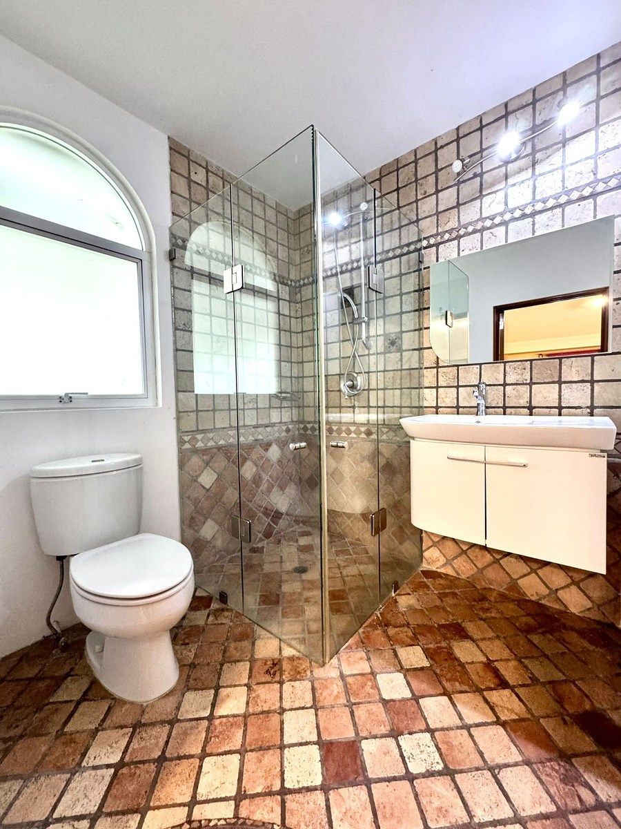 14 de 29: Baños con cristal templado.