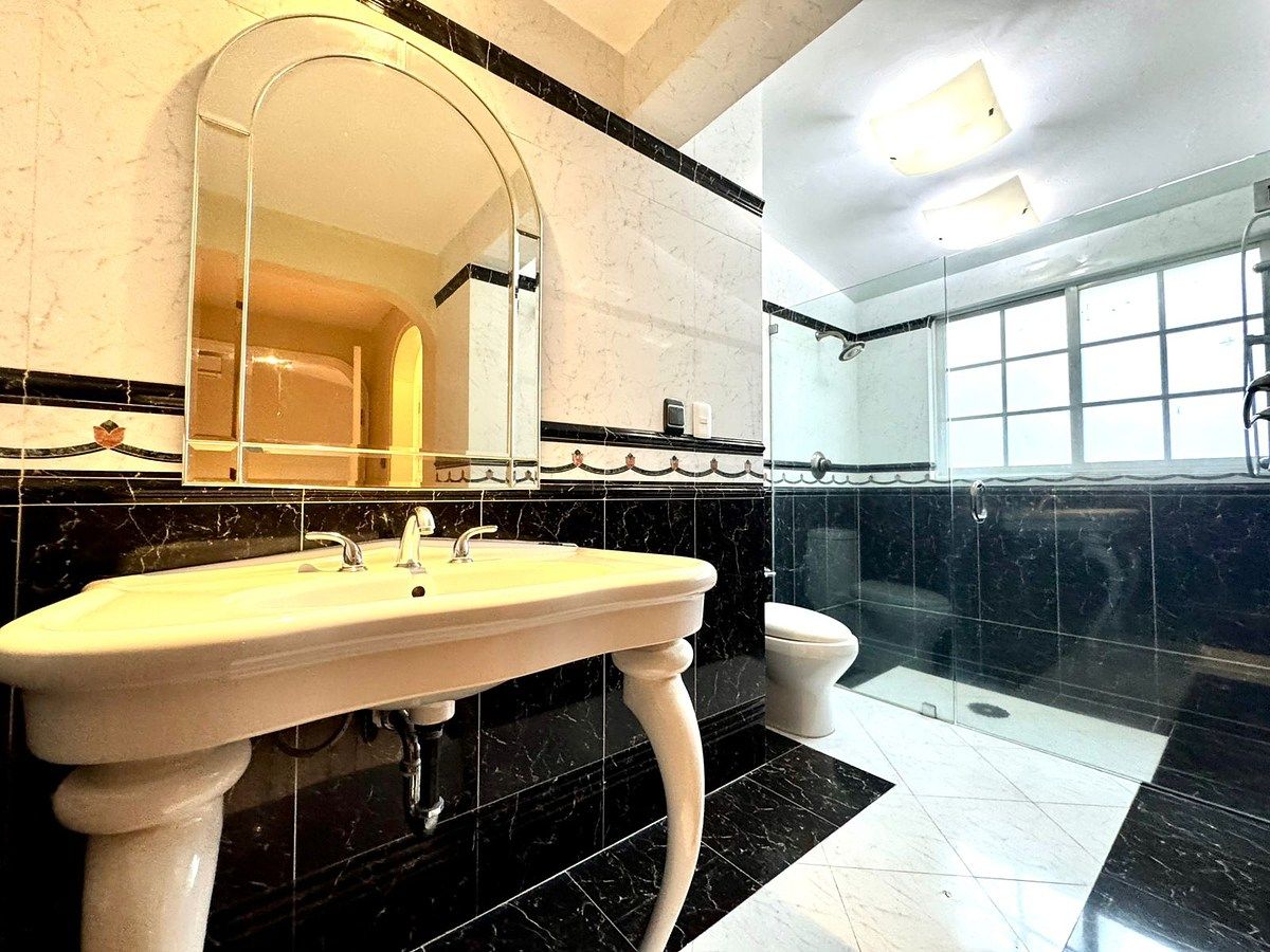 10 de 29: Baño de la recámara principal