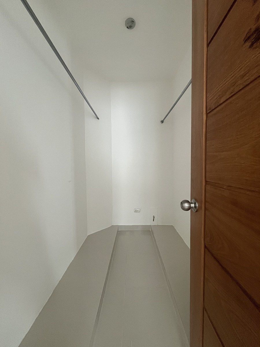 6 de 12: Walk-in closet de habitación principal