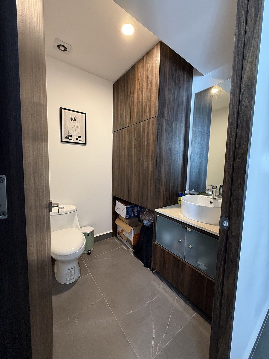 12 of 33: Baño de visitas