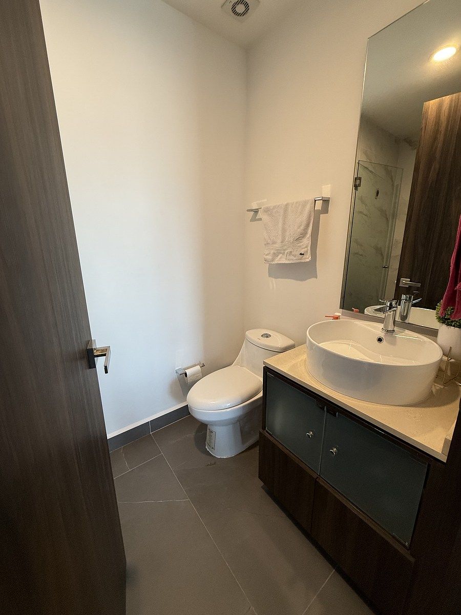 15 of 33: Baño completo habitación secundaria