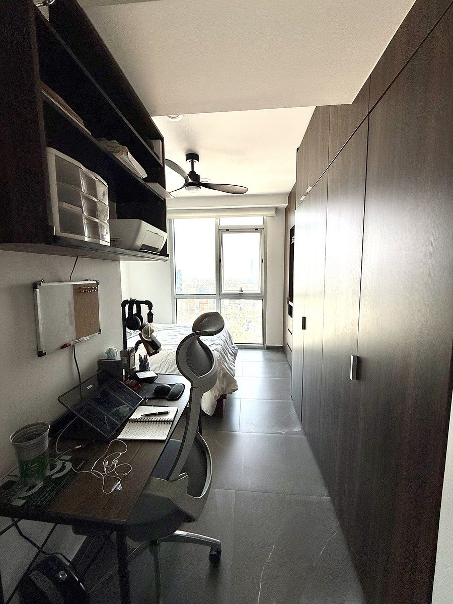 13 of 33: Acceso a habitación secundaria