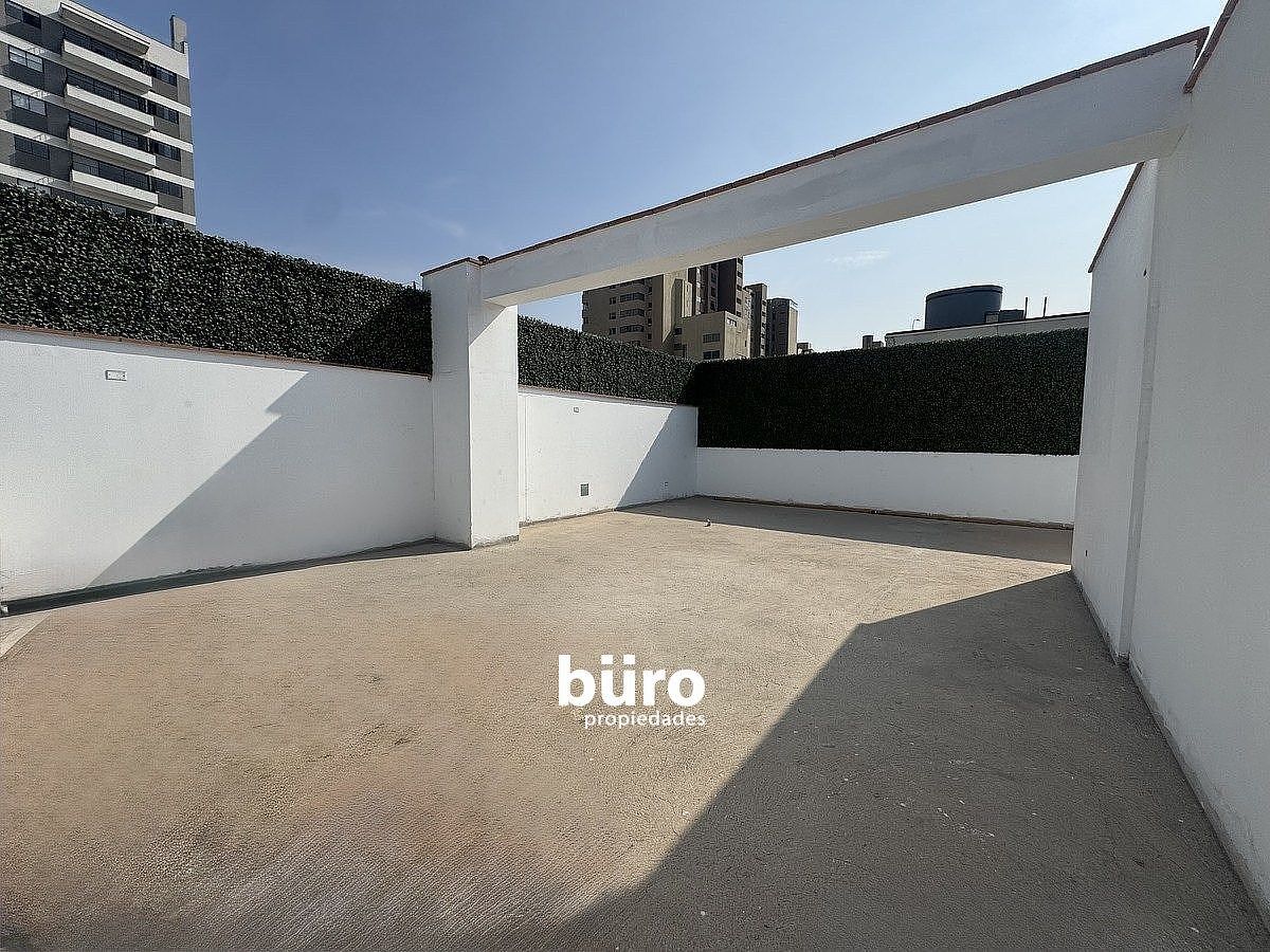 7 de 20: Esta terraza se entregará con jardín instalado.