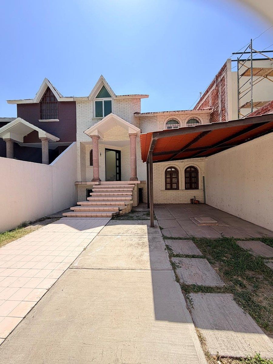 Casa en Venta sobre Av. Principal, Las plazas.