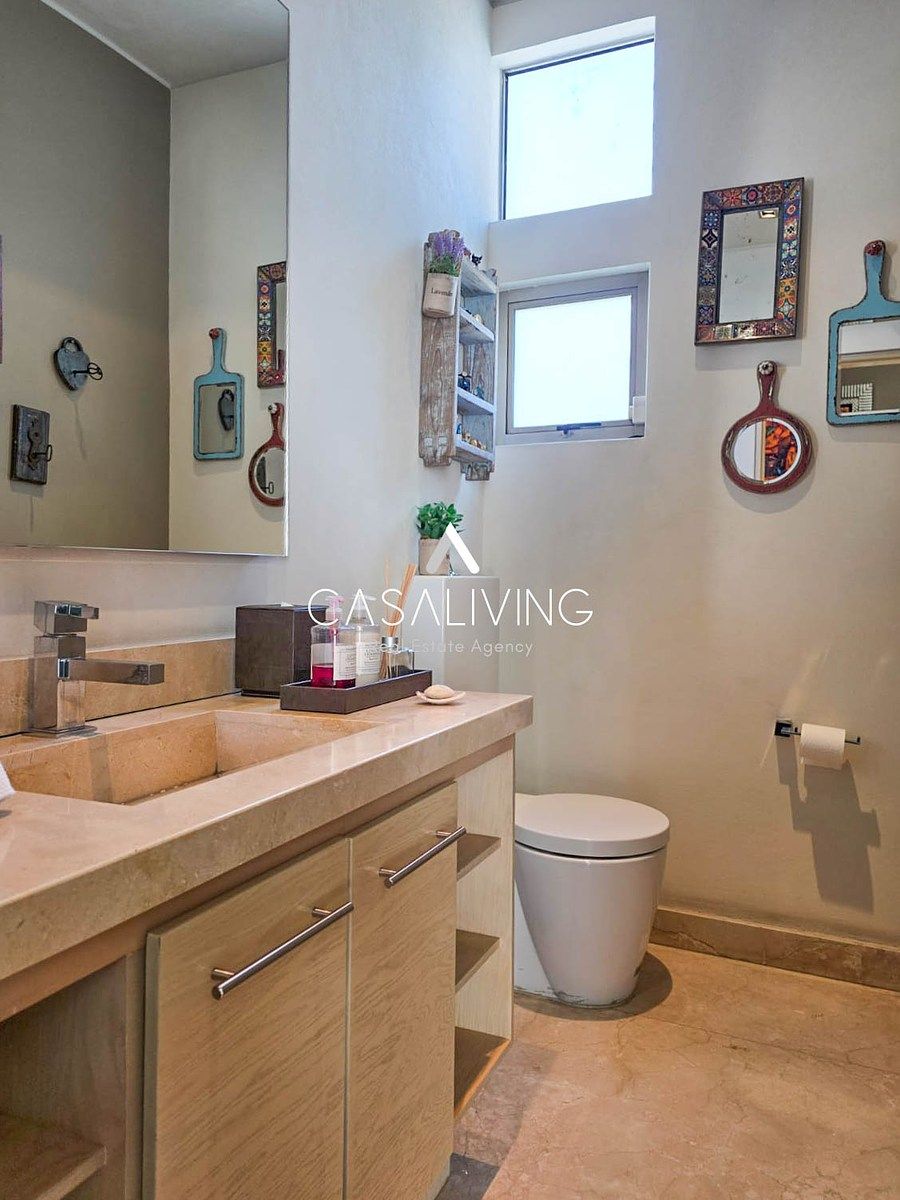 11 de 35: Medio baño de visitas