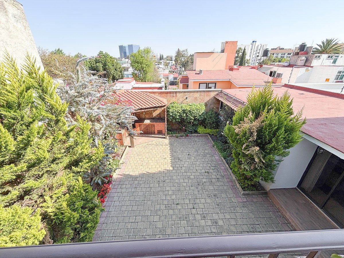 7 de 41: patio/jardín