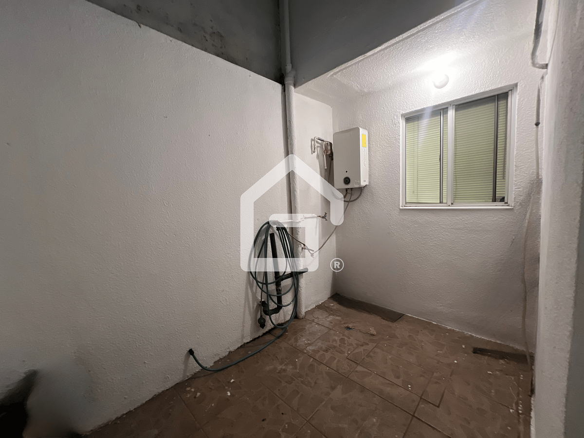 17 of 17: Espacio para lavado y el boiler