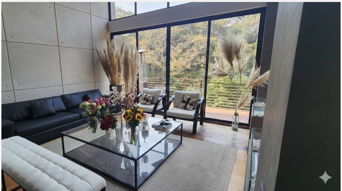 19 of 22: Sala con vista al exterior