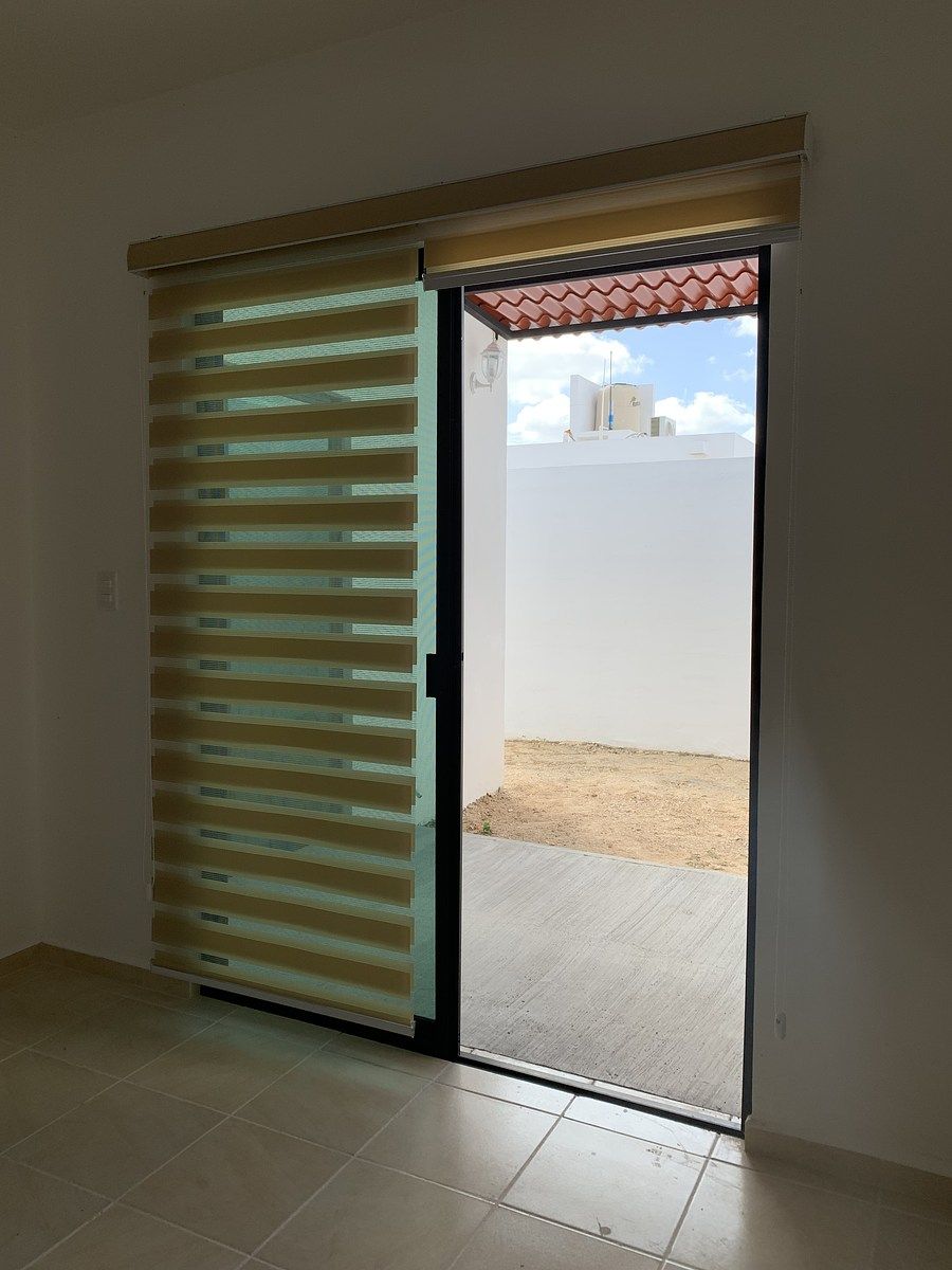 4 de 17: ventanal de cuarto principal hacia patio