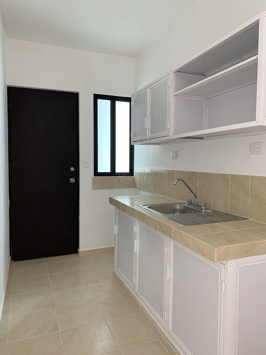 6 de 17: cocina con puerta al pasillo