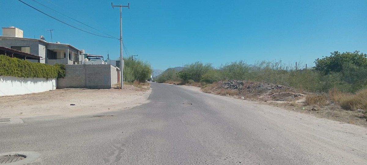 34 de 34: Calle de acceso por Boulevard Colosio y Camino a la Vianda.