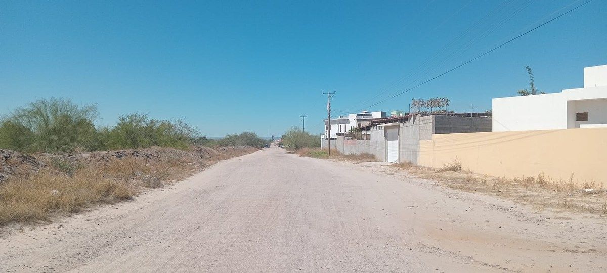 33 de 34: Calle de acceso por Blvd Agustín Olachea y Tuna.