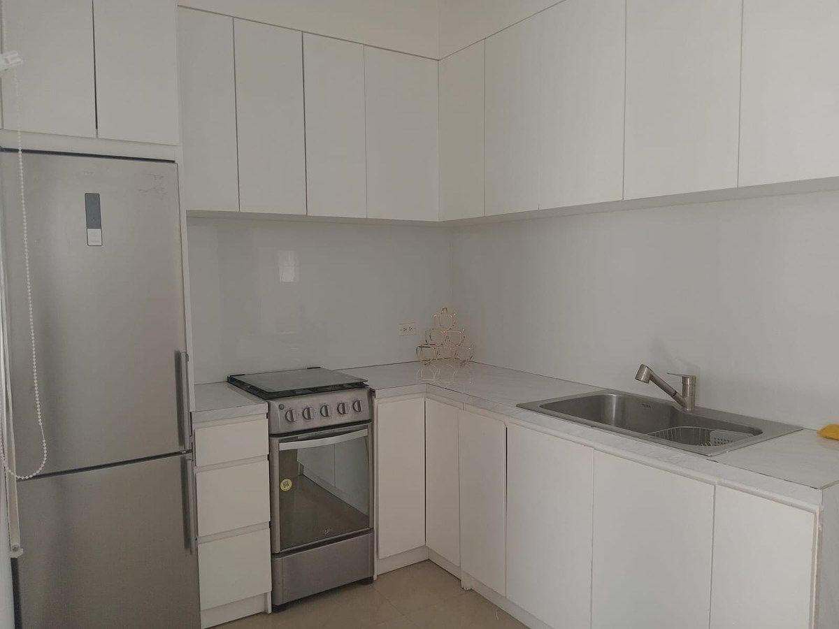 13 de 34: Cocina con estufa de 4 quemadores, refrigerador.