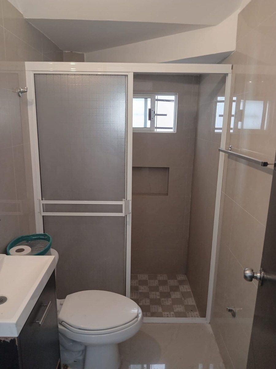 9 de 34: Baño completo en planta baja