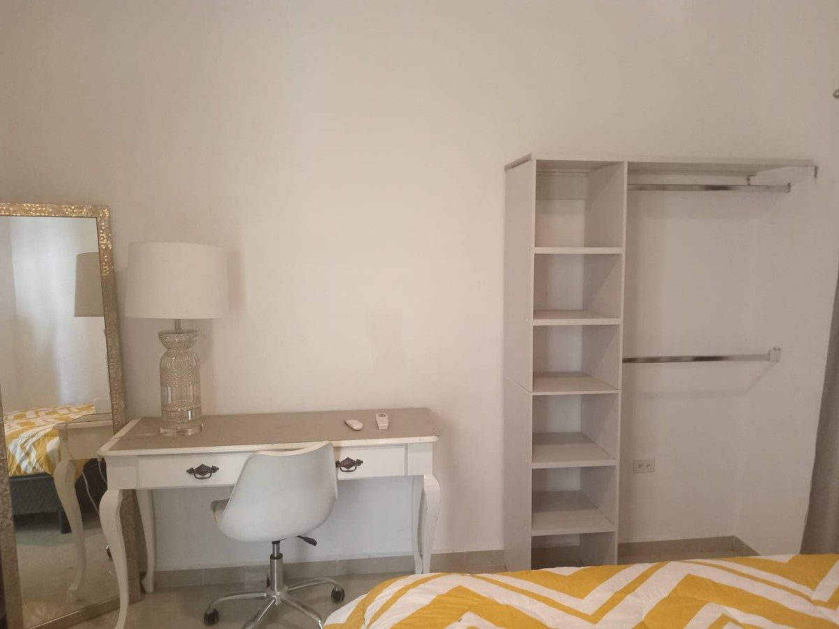 8 de 34: Cómoda con silla y lampara