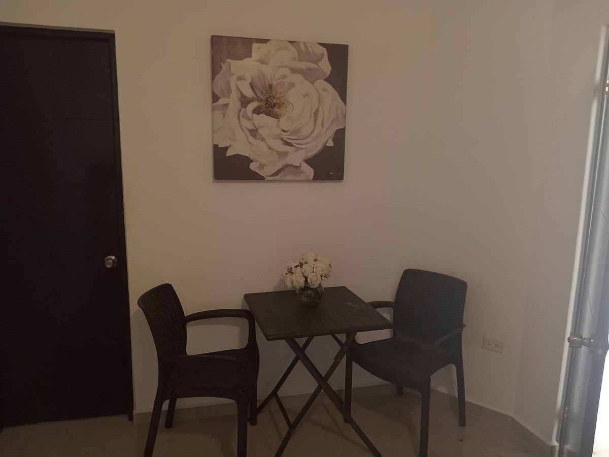 22 de 34: Mesa con 2 sillas