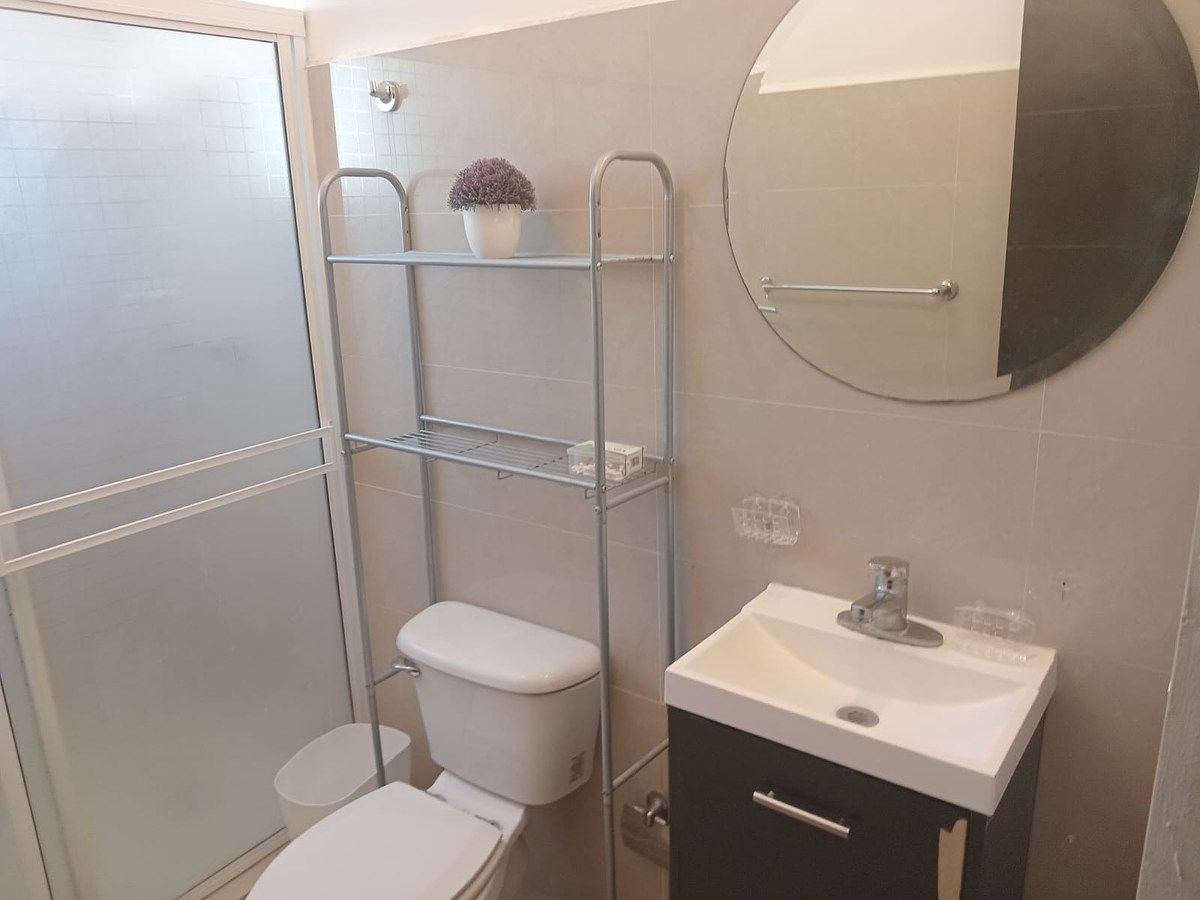 24 de 34: Lavabo con espejo