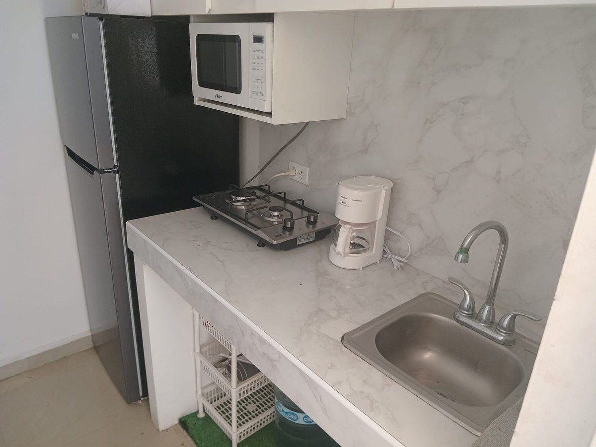 17 de 34: Estufa de 2 quemadores, cafetera, microondas y refrigerador.