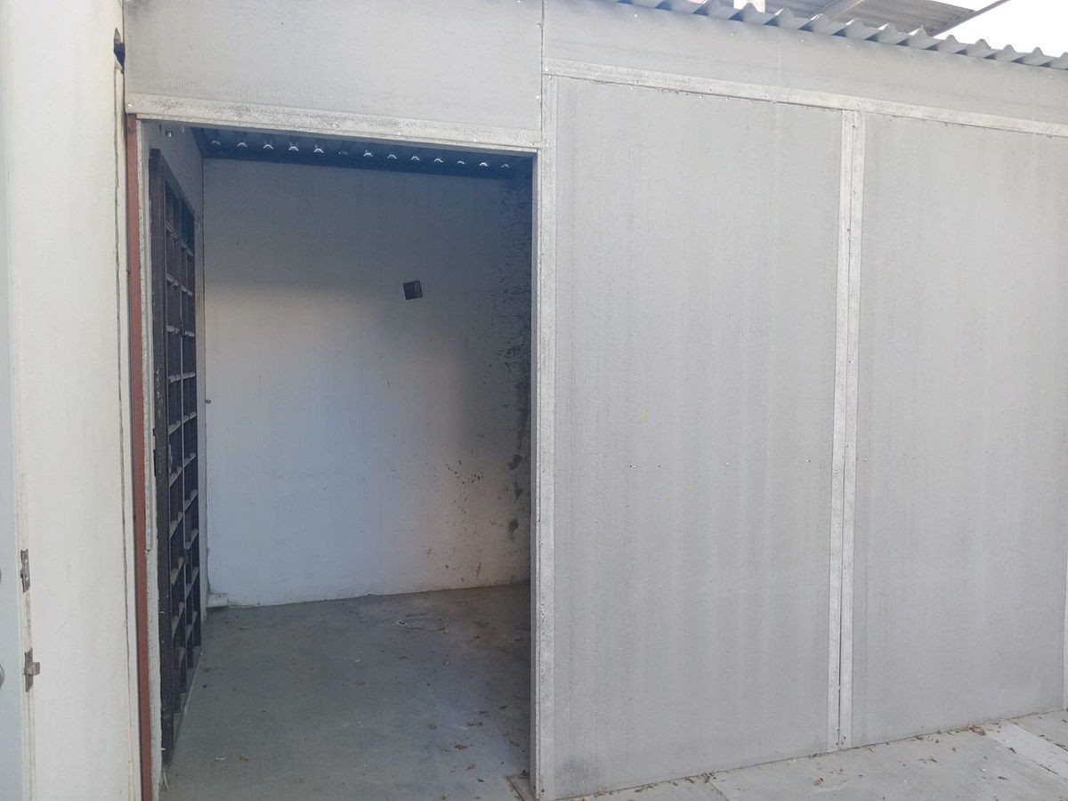 29 de 34: Bodega en patio trasera con techo de lamina galvanizada.