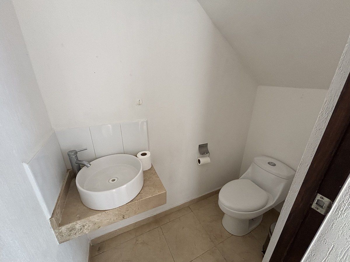 2 of 16: Medio baño de vistas